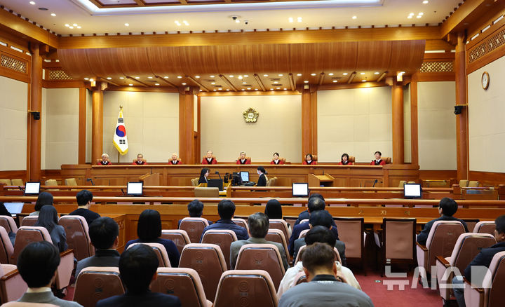 [서울=뉴시스] 최진석 기자 = 김상환 헌법재판소장과 헌법재판관들이 27일 서울 종로구 헌재 대심판정에서 윤석열 전 대통령과 공수처 등 간의 권한쟁의 등의 11월 심판사건 선고를 위해 자리해 있다. 2025.11.27. myjs@newsis.com