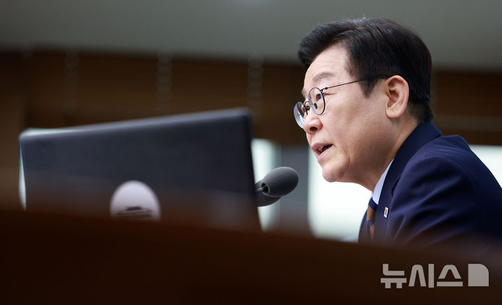 [서울=뉴시스] 고범준 기자 = 이재명 대통령이 27일 서울 용산 대통령실 청사에서 열린 수석보좌관회의에서 발언하고 있다. 2025.11.27. bjko@newsis.com