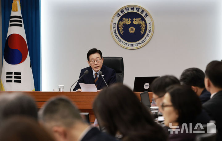 [서울=뉴시스] 고범준 기자 = 이재명 대통령이 27일 서울 용산 대통령실 청사에서 열린 수석보좌관회의에서 발언하고 있다. 2025.11.27. bjko@newsis.com