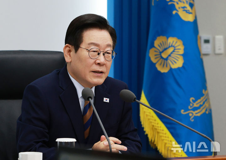 [서울=뉴시스] 고범준 기자 = 이재명 대통령이 27일 서울 용산 대통령실 청사에서 열린 수석보좌관회의에서 발언하고 있다. 2025.11.27. bjko@newsis.com