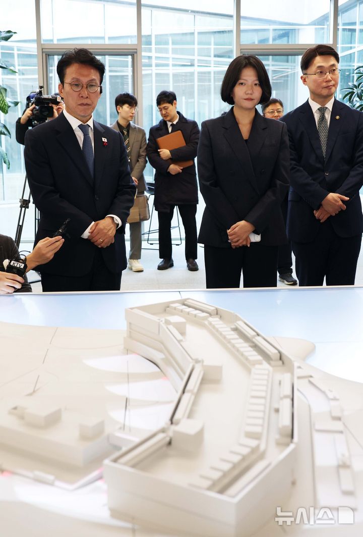 [세종=뉴시스] 강종민 기자 = 김민석 국무총리가 27일 세종시 집현동 네이버데이터센터 각 세종을 방문, 최수연 네이버 대표와 디오라마를 살펴보고 있다. 2025.11.27. ppkjm@newsis.com