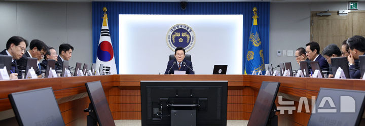 [서울=뉴시스] 고범준 기자 = 이재명 대통령이 27일 서울 용산 대통령실 청사에서 열린 수석보좌관회의에서 발언하고 있다. 2025.11.27. bjko@newsis.com