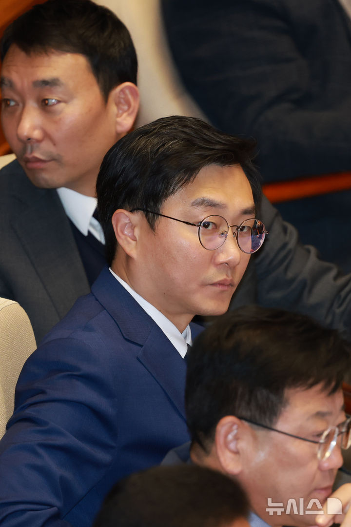 [서울=뉴시스] 고승민 기자 = 장경태 더불어민주당 의원이 27일 서울 여의도 국회에서 열린 제429회국회(정기회) 제13차 본회의에 출석하고 있다. 2025.11.27. kkssmm99@newsis.com