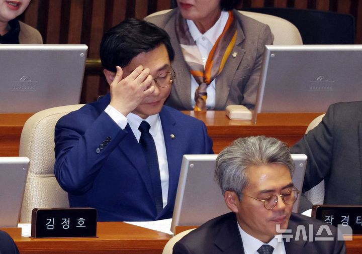 [서울=뉴시스] 조성봉 기자 = 장경태 더불어민주당 의원이 27일 오후 서울 여의도 국회에서 열린 제429회국회(정기회) 제13차 본회의에서 잠시 손으로 이마를 만지고 있다. 2025.11.27. suncho21@newsis.com