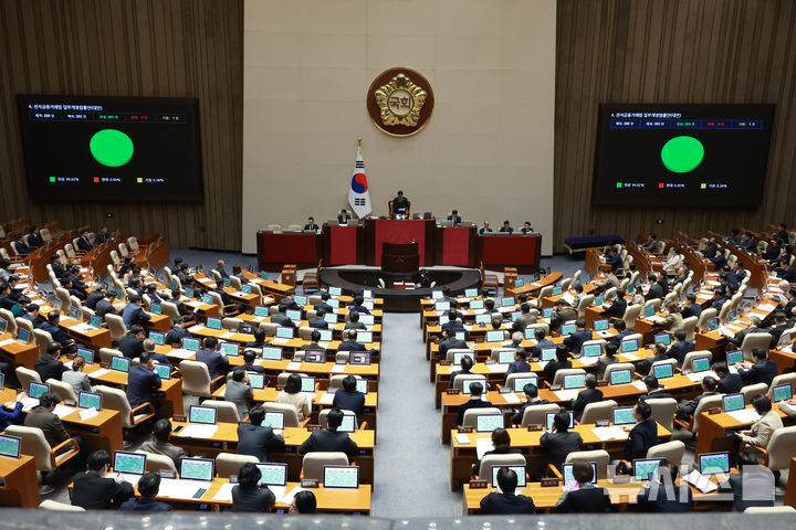 [서울=뉴시스] 고승민 기자 = 27일 서울 여의도 국회에서 열린 제429회국회(정기회) 제13차 본회의에서 전자금융거래법 일부개정안이 가결되고 있다. 2025.11.27. kkssmm99@newsis.com