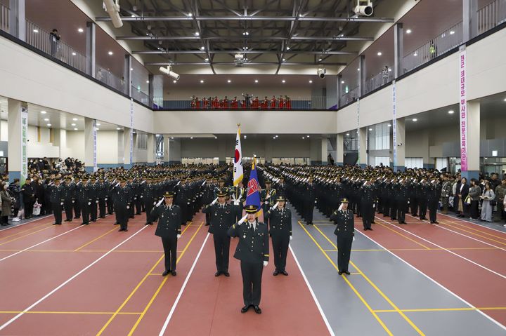 [서울=뉴시스] 27일 전북 익산 육군부사관학교에서 열린 2025-4기 육군 부사관 임관식에서 신임 부사관들이 경례를 하고 있다. (사진=육군 제공) 2025.11.27. photo@newsis.com *재판매 및 DB 금지