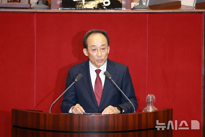 [서울=뉴시스] 고승민 기자 = 체포동의안이 본회의에 상정된 추경호 국민의힘 의원이 27일 서울 여의도 국회에서 열린 제429회국회(정기회) 제13차 본회의에서 신상발언을 하고 있다. 2025.11.27. kkssmm99@newsis.com