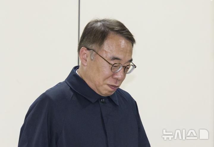 [서울=뉴시스] 김근수 기자 =  ‘사법농단’ 의혹을 받는 임종헌 전 법원행정처 차장이 27일 서울 서초구 서울고등법원에서 열린 직권남용 권리행사 방해 등 혐의 항소심 선고공판을 마치고 청사 밖으로 나서고 있다.임 전 법원행정처 차장은 2심 항소심 선고공판에서 징역 2년, 집행유예 3년을 선고 받았다. 2025.11.27. ks@newsis.com