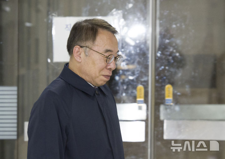 [서울=뉴시스] 김근수 기자 =  ‘사법농단’ 의혹을 받는 임종헌 전 법원행정처 차장이 27일 서울 서초구 서울고등법원에서 열린 직권남용 권리행사 방해 등 혐의 항소심 선고공판을 마치고 청사 밖으로 나서고 있다.임 전 법원행정처 차장은 2심 항소심 선고공판에서 징역 2년, 집행유예 3년을 선고 받았다. 2025.11.27. ks@newsis.com