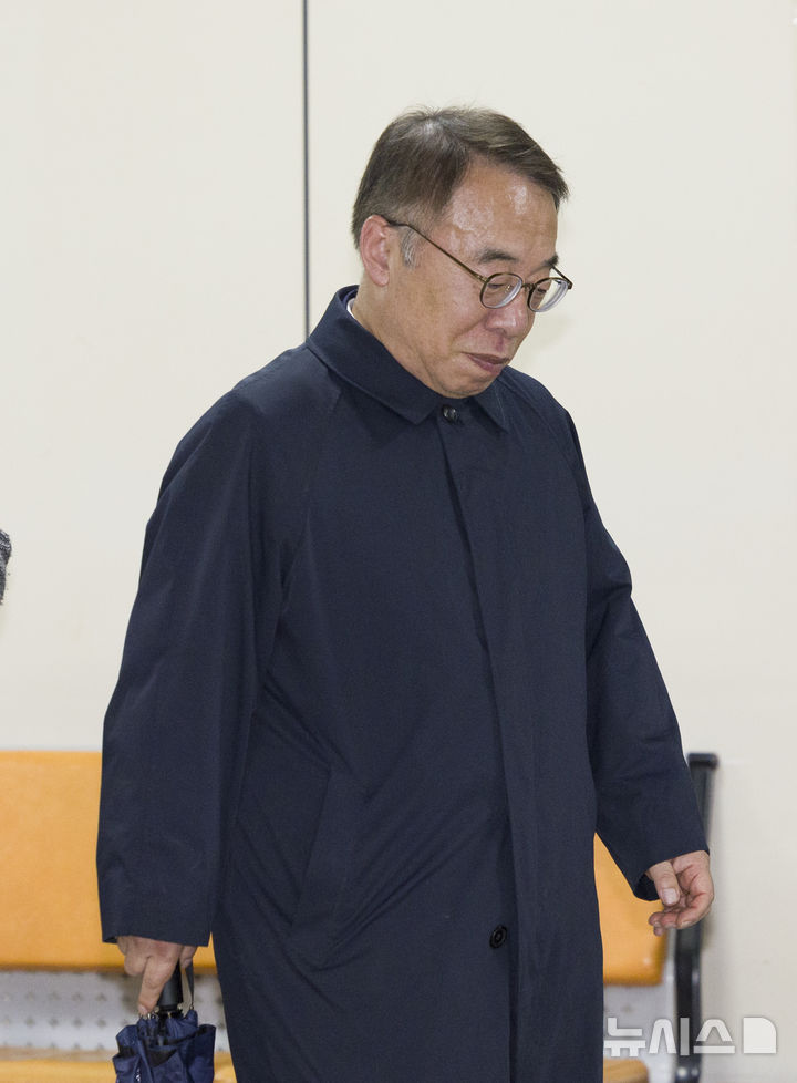 [서울=뉴시스] 김근수 기자 =  ‘사법농단’ 의혹을 받는 임종헌 전 법원행정처 차장이 27일 서울 서초구 서울고등법원에서 열린 직권남용 권리행사 방해 등 혐의 항소심 선고공판을 마치고 청사 밖으로 나서고 있다.임 전 법원행정처 차장은 2심 항소심 선고공판에서 징역 2년, 집행유예 3년을 선고 받았다. 2025.11.27. ks@newsis.com