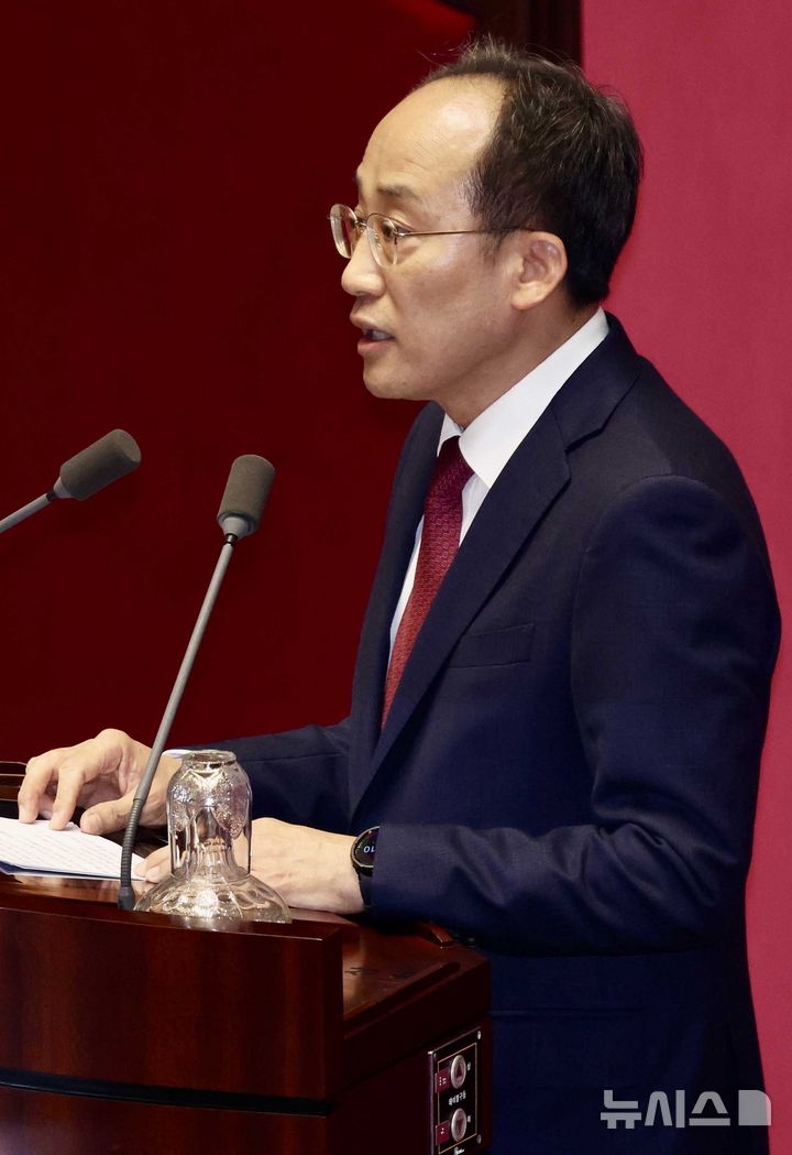 [서울=뉴시스] 조성봉 기자 = 추경호 국민의힘 의원이 27일 오후 서울 여의도 국회에서 열린 제429회국회(정기회) 제13차 본회의에서 자신의 체포동의안에 대해 신상발언을 하고 있다. 2025.11.27. suncho21@newsis.com