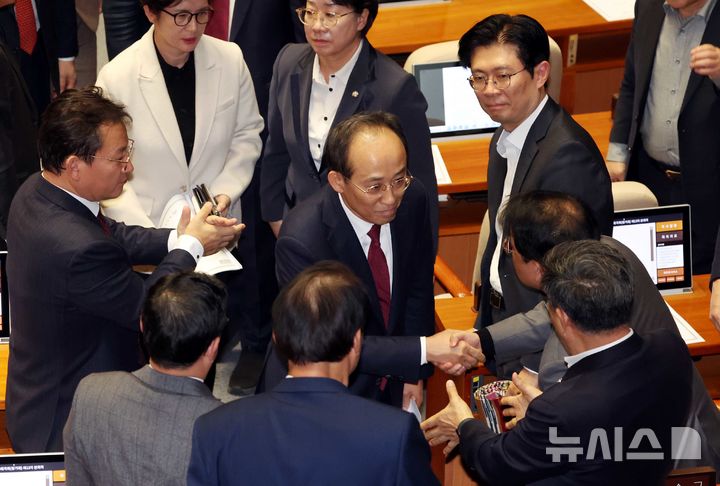 [서울=뉴시스] 조성봉 기자 = 추경호 국민의힘 의원이 27일 오후 서울 여의도 국회에서 열린 제429회국회(정기회) 제13차 본회의에서 자신의 체포동의안에 대해 신상발언을 마치고 동료의원들과 악수를 하고 있다. 2025.11.27. suncho21@newsis.com