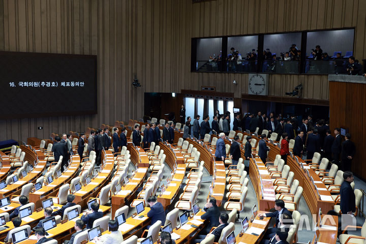 [서울=뉴시스] 고승민 기자 = 27일 서울 여의도 국회에서 열린 제429회국회(정기회) 제13차 본회의에서 추경호 국민의힘 의원 체포동의안 표결을 앞두고 국민의힘 의원들이 퇴장하고 있다. 2025.11.27. kkssmm99@newsis.com