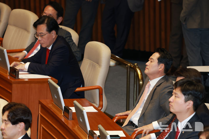 [서울=뉴시스] 고승민 기자 = 국민의힘 장동혁 대표와 송언석 원내대표 등 의원들이 27일 서울 여의도 국회에서 열린 제429회국회(정기회) 제13차 본회의에서 추경호 의원의 체포동의안에 대한 신상발언 동안 생각에 잠겨 있다. 2025.11.27. kkssmm99@newsis.com