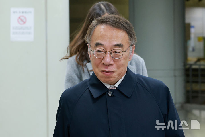 [서울=뉴시스] 김근수 기자 = ‘사법농단’ 의혹을 받는 임종헌 전 법원행정처 차장이 27일 서울 서초구 서울고등법원에서 열린 직권남용 권리행사 방해 등 혐의 항소심 선고공판을 마치고 청사 밖으로 나서고 있다. 임 전 법원행정처 차장은 2심 항소심 선고공판에서 징역 2년, 집행유예 3년을 선고 받았다. (공동취재) 2025.11.27. photo@newsis.com