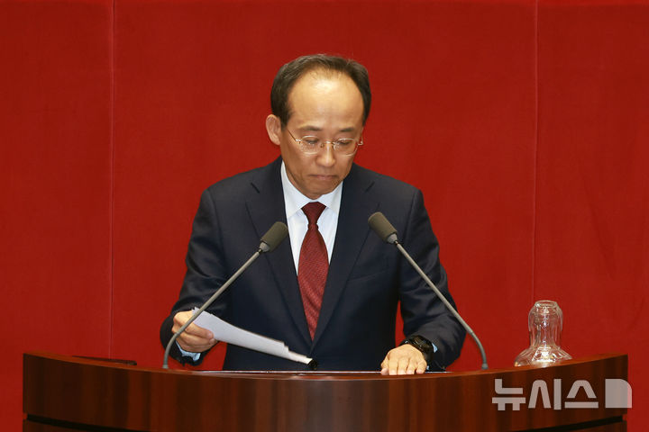 [서울=뉴시스] 고승민 기자 = 체포동의안이 상정된 추경호 국민의힘 의원이 27일 서울 여의도 국회에서 열린 제429회국회(정기회) 제13차 본회의에서 신상발언을 마친 후 발언대를 나설 채비를 하고 있다. 2025.11.27. kkssmm99@newsis.com