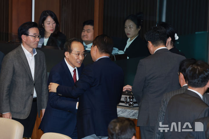 [서울=뉴시스] 고승민 기자 = 체포동의안이 상정된 추경호 국민의힘 의원이 27일 서울 여의도 국회에서 열린 제429회국회(정기회) 제13차 본회의에서 신상발언 후 동료 의원들의 격려를 받으며 본회의장을 퇴장하고 있다. 2025.11.27. kkssmm99@newsis.com