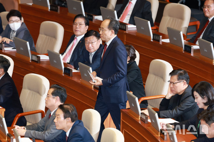 [서울=뉴시스] 고승민 기자 = 체포동의안이 상정된 추경호 국민의힘 의원이 27일 서울 여의도 국회에서 열린 제429회국회(정기회) 제13차 본회의에서 신상발언을 위해 발언대로 향하고 있다. 2025.11.27. kkssmm99@newsis.com