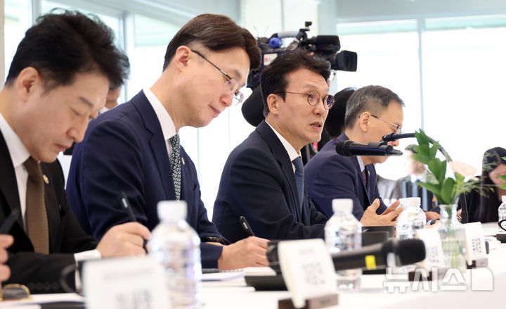 [세종=뉴시스] 강종민 기자 = 김민석 국무총리가 27일 세종시 집현동 네이버데이터센터 각 세종을 방문, 최수연 네이버 대표와 김유원 네이버클라우드 대표, 김세웅 카카오 부사장, 이준희 삼성SDS 대표 등과 현장 간담회를 갖고 있다. 2025.11.27. ppkjm@newsis.com