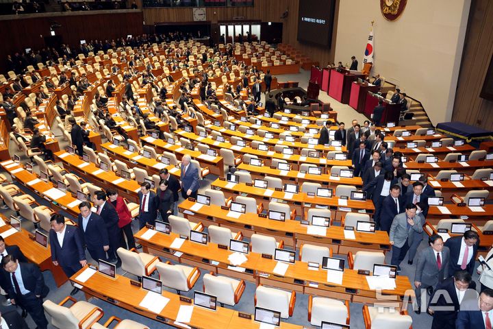 [서울=뉴시스] 조성봉 기자 = 27일 오후 서울 여의도 국회에서 열린 제429회국회(정기회) 제13차 본회의에서 추경호 국민의힘 의원에 대한 체포동의안 투표가 시작되자 국민의힘 의원이 밖으로 나가고 있다.  2025.11.27. suncho21@newsis.com