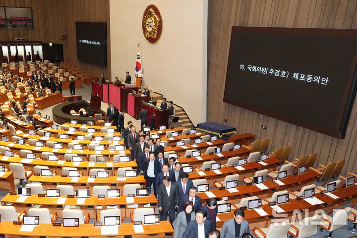 [서울=뉴시스] 조성봉 기자 = 27일 오후 서울 여의도 국회에서 열린 제429회국회(정기회) 제13차 본회의에서 추경호 국민의힘 의원에 대한 체포동의안 투표가 시작되자 국민의힘 의원이 밖으로 나가고 있다. 2025.11.27. suncho21@newsis.com