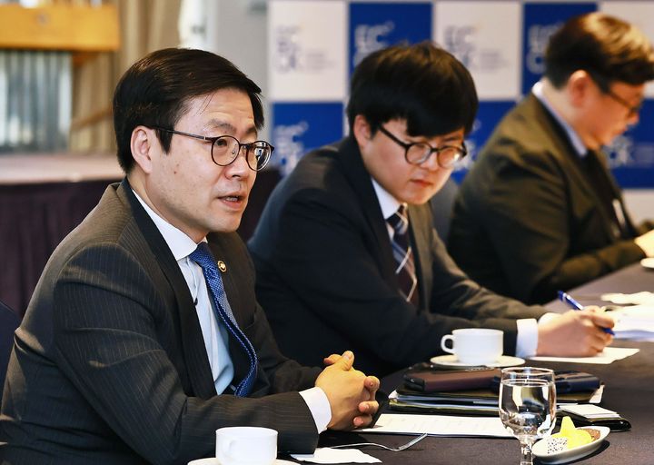 [서울=뉴시스] 여한구 산업통상부 통상교섭본부장이 27일 오후 서울 중구 롯데호텔에서 필립 반 후프 주한유럽상공회의소(ECCK) 회장을 비롯해 주한EU 기업과 간담회를 하고 있다. (사진=산업통상부 제공) 2025.11.27. photo@newsis.com *재판매 및 DB 금지