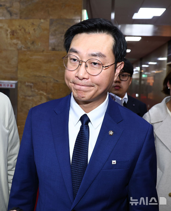 [서울=뉴시스] 김명년 기자 = 장경태 더불어민주당 의원이 27일 오후 서울 여의도 국회에서 질문을 받으며 이동하고 있다. 2025.11.27. kmn@newsis.com