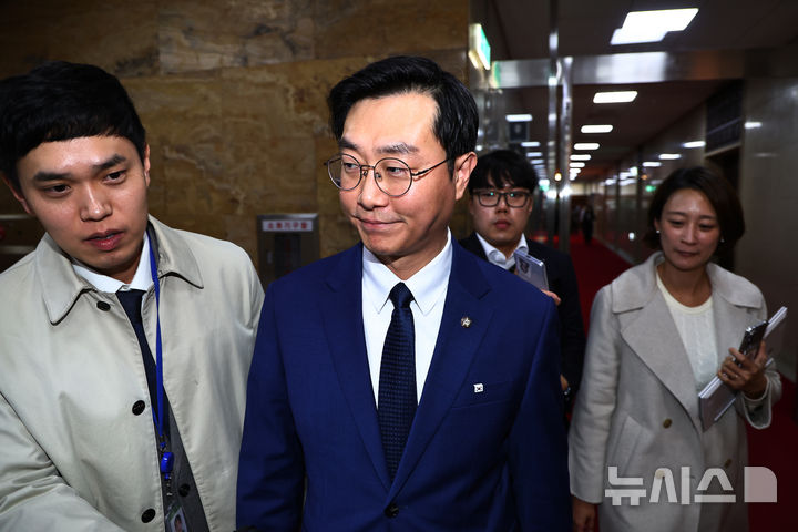 [서울=뉴시스] 김명년 기자 = 장경태 더불어민주당 의원이 27일 오후 서울 여의도 국회에서 질문을 받으며 이동하고 있다. 2025.11.27. kmn@newsis.com