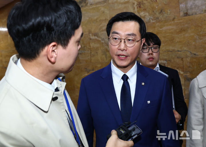 [서울=뉴시스] 김명년 기자 = 장경태 더불어민주당 의원이 27일 오후 서울 여의도 국회에서 질문을 받으며 이동하고 있다. 2025.11.27. kmn@newsis.com