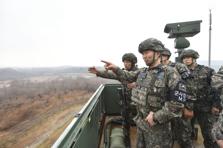 [서울=뉴시스] 진영승 합동참모의장이 27일 육군 1사단 GOP를 방문, 대비태세 점검을 하고 있다. (사진=합동참모본부 제공) 2025.11.27. photo@newsis.com *재판매 및 DB 금지
