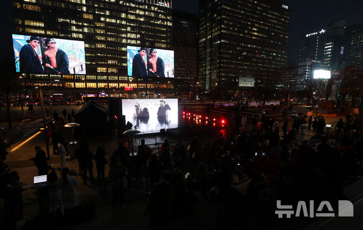 [서울=뉴시스] 김혜진 기자 = 27일 서울 종로구 세종문화회관에서 열린 듀스 신곡 공개 기념 특별 청음 행사 더 사운드 스테이지 위드 KT'(THE SOUND STAGE with KT)를 찾은 관객들이 신곡을 감상하고 있다.듀스가 신곡을 발매하는 것은 28년만이며 이번 신곡에서 김성재의 목소리를 인공지능(AI) 기술로 복원해 되살렸다. 2025.11.27. jini@newsis.com