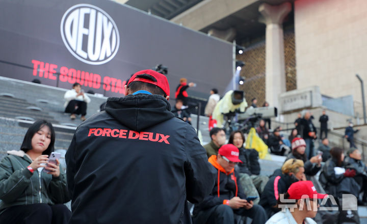 [서울=뉴시스] 김혜진 기자 = 27일 서울 종로구 세종문화회관에서 열린 듀스 신곡 공개 기념 특별 청음 행사 더 사운드 스테이지 위드 KT'(THE SOUND STAGE with KT)를 찾은 관객들이 무대를 기다리고 있다.듀스가 신곡을 발매하는 것은 28년만이며 이번 신곡에서 김성재의 목소리를 인공지능(AI) 기술로 복원해 되살렸다. 2025.11.27. jini@newsis.com