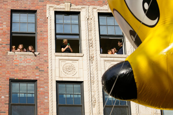 [뉴욕=AP/뉴시스] 27일(현지 시간) 미국 뉴욕의 한 아파트에서 주민들이 메이시스 추수감사절 퍼레이드를 지켜보고 있다. 2025.11.28.