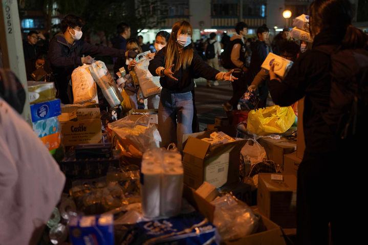 [홍콩=AP/뉴시스] 27일(현지 시간) 홍콩 타이포 지구 '웡 푹 코트' 아파트 단지 화재 현장 인근에서 자원봉사자들이 주민들에게 생필품을 나눠주고 있다. 2025.11.28.