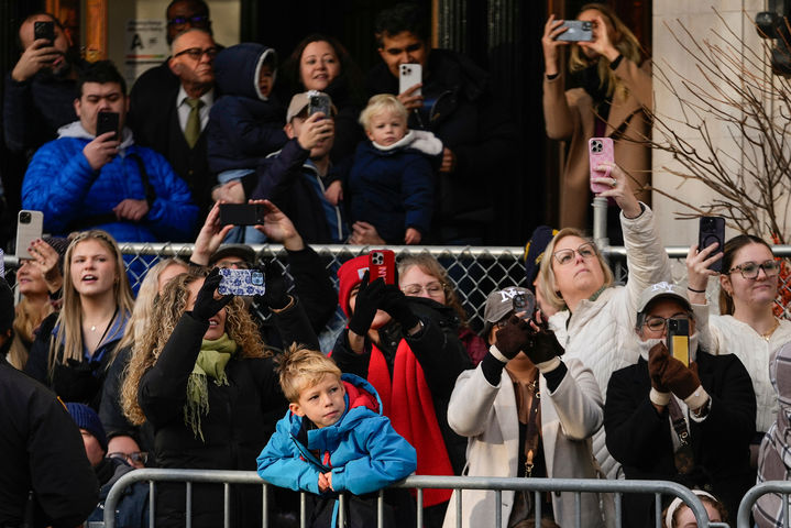 [뉴욕=AP/뉴시스] 관람객들이 27일(현지 시간) 미국 뉴욕에서 열린 메이시스 추수감사절 퍼레이드를 지켜보고 있다. 2025.11.28.