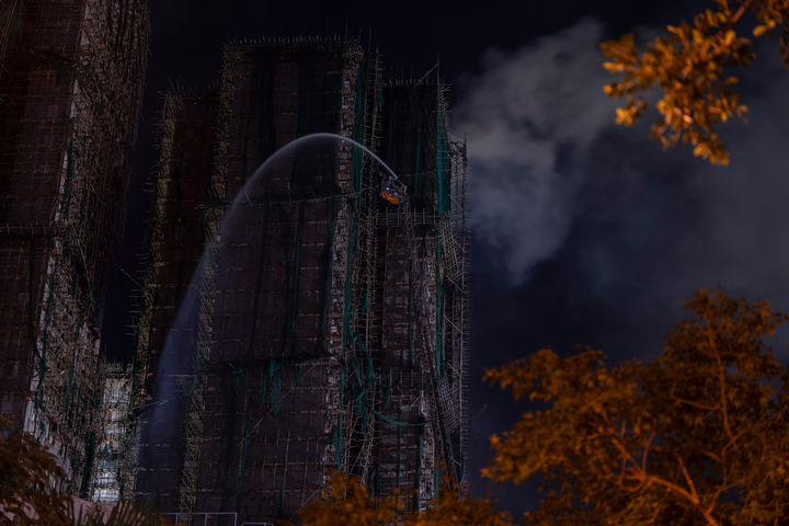 [홍콩=AP/뉴시스] 27일(현지 시간) 홍콩 북부 타이포 구역의 '웡 푹 코트' 아파트 단지에서 소방관들이 화재를 진압하고 있다. 지난 26일 발생한 이 화재로 31층 아파트 8개 동 중 7개 동에 불이 번졌고 최소 94명이 숨지고 70명 이상이 부상을 입었으며 279명이 실종된 것으로 알려졌다. 2025.11.27.