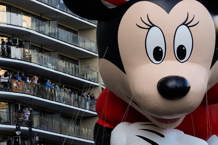 [뉴욕=AP/뉴시스] 27일(현지 시간) 미국 뉴욕에서 열린 메이시스 추수감사절 퍼레이드에서 시민들이 미니마우스 풍선을 바라보고 있다. 2025.11.28.