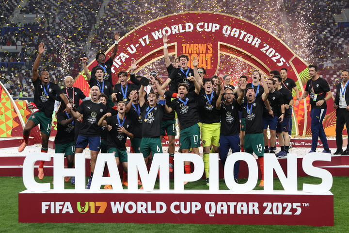 [도하=AP/뉴시스] 포르투갈 선수단이 27일(현지 시간) 카타르 도하의 알라이얀 칼리파 인터내셔널 스타디움에서 열린 2025 국제축구연맹(FIFA) 17세 이하(U-17) 월드컵 정상에 올라 트로피를 들고 환호하고 있다. 포르투갈은 결승전에서 오스트리아를 1-0으로 꺾고 사상 첫 우승을 차지했다. 2025.11.28.