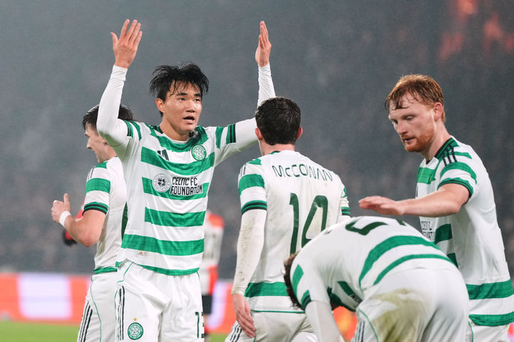 [로테르담=AP/뉴시스] 셀틱(스코틀랜드)의 양현준이 27일(현지 시간) 네덜란드 로테르담의 스타디온 페예노르트에서 열린 2025-26 유럽축구연맹(UEFA) 유로파리그(UEL) 리그 페이즈 5차전 페예노르트(네덜란드)와 경기 전반 30분 동점 골(시즌 2호)을 넣고 세리머니하고 있다. 셀틱이 3-1로 역전승을 거두고 21위에 자리했다. 2025.11.28.