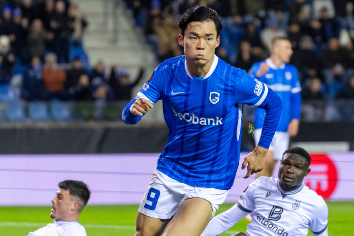 [헹크=AP/뉴시스] KRC 헹크(벨기에)의 오현규가 27일(현지 시간) 벨기에 헹크의 세게카 아레나에서 열린 2025-26 유럽축구연맹(UEFA) 유로파리그(UEL) 리그 페이즈 5차전 FC 바젤(스위스)과 경기 전반 14분 선제골을 넣고 세리머니하고 있다. 헹크가 2-1로 승리하고 9위를 기록했다. 2025.11.28.