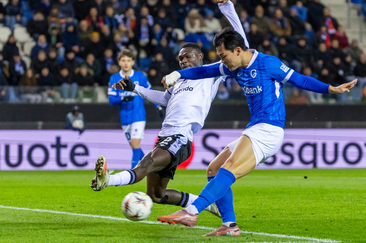 [헹크=AP/뉴시스] KRC 헹크(벨기에)의 오현규가 27일(현지 시간) 벨기에 헹크의 세게카 아레나에서 열린 2025-26 유럽축구연맹(UEFA) 유로파리그(UEL) 리그 페이즈 5차전 FC 바젤(스위스)와 경기 중 공을 다투고 있다. 오현규는 전반 14분 선제골을 넣으며 팀의 2-1 승리에 기여했다. 2025.11.28.