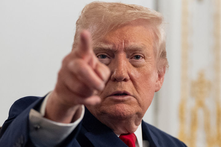 [팜비치=AP/뉴시스]도널드 트럼프 미국 대통령이 27일(현지 시간) 플로리다 팜비치 마러라고 리조트에서 추수감사절 맞이 군인들과의 통화 이후 기자들과 대화하고 있다. 2025.11.28.