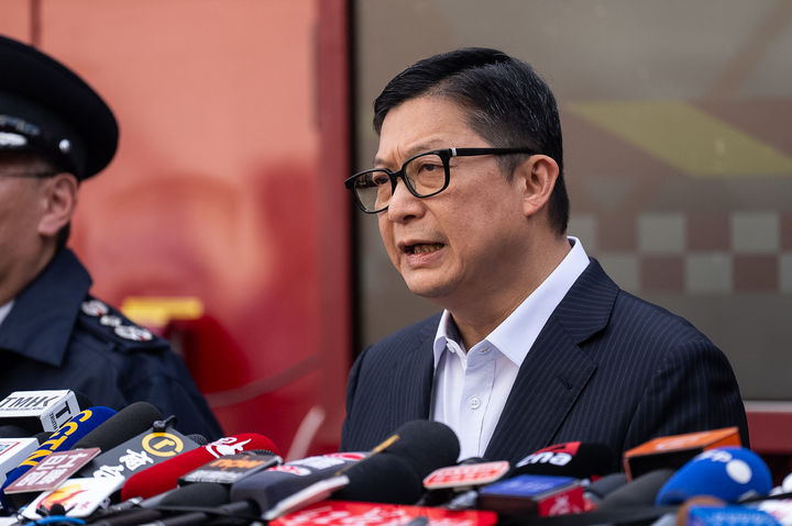 [홍콩=AP/뉴시스] 크리스 탕 홍콩특별행정구 보안국장이 28일 홍콩 타이포 구역의 주거용 고층 아파트단지인 '웡 푹 코트'에서 발생한 대형 화재 관련 브리핑에서 취재진에게 발언하고 있다. 2025.11.28.