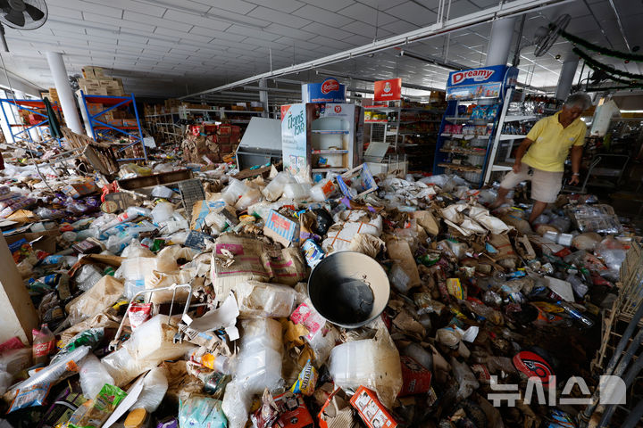 [AP/뉴시스] 태국 남부 폭우가 집중된 송클라주의 한 편의점에서 28일 주인이 엉망이 된 상품들 앞에 무기력하게 서 있다