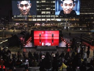 [서울=뉴시스] 서울 광화문 KT스퀘어에서 공개한 듀스 신곡 '라이즈' 뮤직비디오. (사진 = KT지니뮤직 제공) 2025.11.28. photo@newsis.com *재판매 및 DB 금지