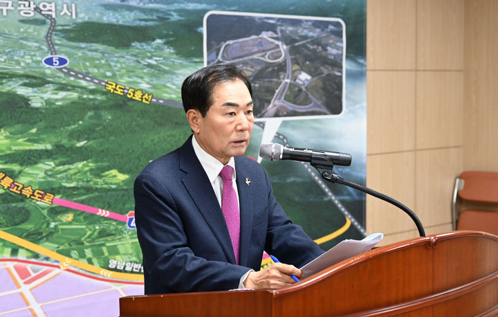 [창녕=뉴시스] 성낙인 군수가 영남일반산업단지 주민설명회에서 설명회를 하고 있다. (사진= 창녕군 제공) 2025.11.28. photo@newsis.com *재판매 및 DB 금지