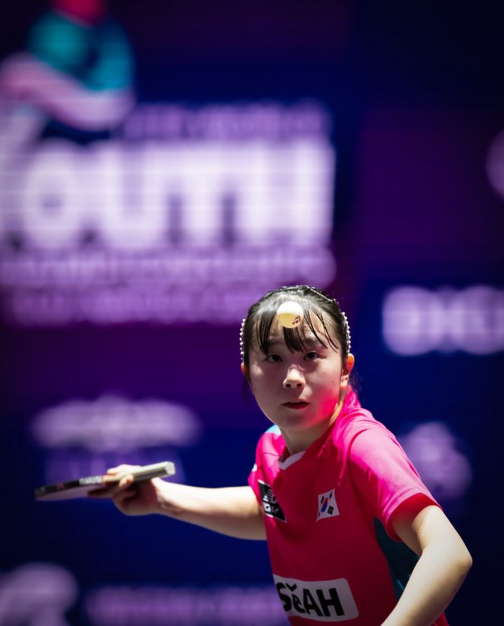 [서울=뉴시스] 한국 여자 탁구 유망주 허예림(화성도시공사)이 2025 국제탁구연맹(ITTF) 세계청소년선수권 단식 32강 경기를 치르고 있다. (사진=ITTF 인스타그램 캡처) 2025.11.28. photo@newsis.com *재판매 및 DB 금지