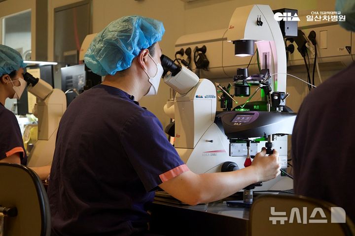 [서울=뉴시스] 일산차병원 난임센터 난임의학연구실 연구원이 'PIEZO' 장비를 이용해 난자 내 정자 직접 주입술(ICSI)을 시행하고 있다. (사진= 일산차병원 제공)