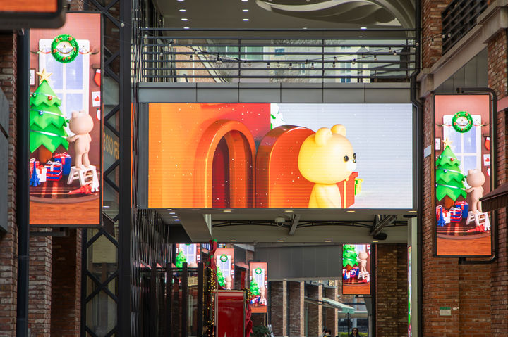 [서울=뉴시스] 호반그룹의 호반프라퍼티가 운영하는 아브뉴프랑 판교는 신구대학교 영상디자인과 학생들과 협업해 크리스마스를 주제로 디지털 사이니지 영상을 제작해 송출한다고 28일 밝혔다. (사진=호반 제공) 2025.11.28. photo@newsis.com *재판매 및 DB 금지
