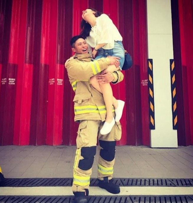 [뉴시스] 홍콩 고층 아파트 화재 참사 현장에서 화재 진압과 구조 활동을 벌이다 순직한 소방관이 10년 연애 끝에 다음 달 결혼을 앞두고 있었던 것으로 알려졌다. (사진=호와이호우 인스타그램 갈무리) *재판매 및 DB금지 *재판매 및 DB 금지
